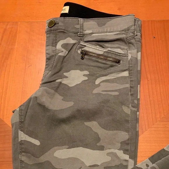 Democracy light olive Fabric Accent - Picture 3 of 9